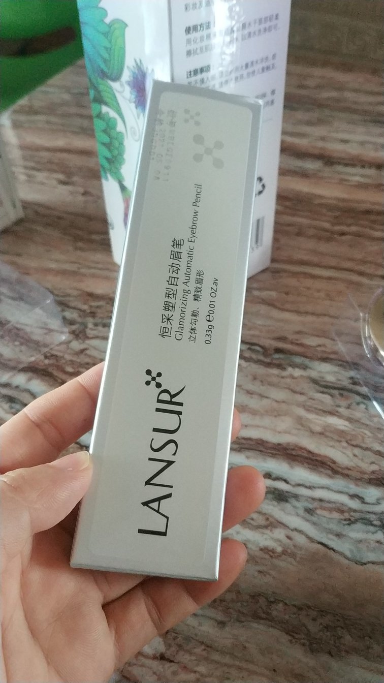 第一次采购,希望质量能完胜卡姿兰,之前买了两次卡姿兰眉笔都存在自动按钮失灵及断芯现象。