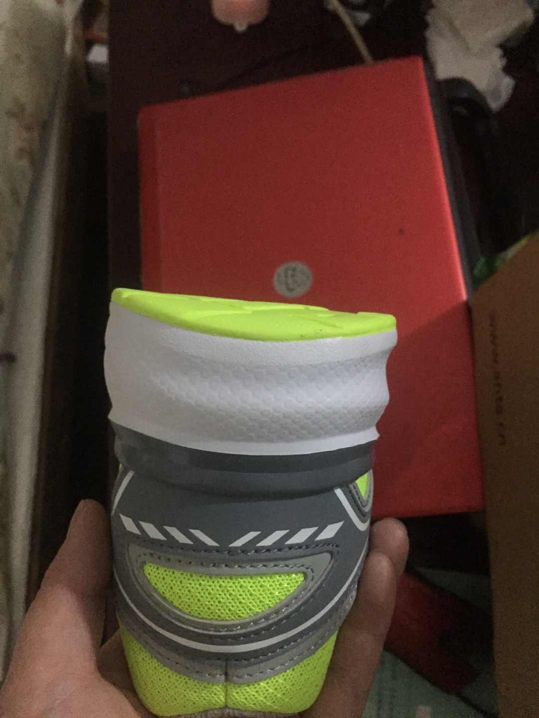 7月4号发过来一双鞋,但是右脚后跟不平,联系客服换鞋,两天后又发来一双,正常穿了23天后就脱胶了,哎现在的产品质量真是越来越次