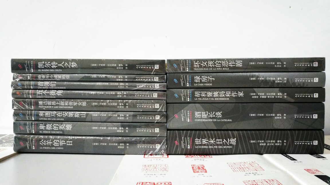结构和技巧上相对平实,结构现实主义的身影不时闪现,标志着略萨的金字招牌依然贯穿创作始终,但这本书非常传统的双线叙事,以及大体上不算炫技的结构,更突显了用卓越的耐心与洞察力来写两个老套故事的叙述本领。所运用的悬疑手法的确吸引了读者亦步亦趋,但揭开谜底并非运用推理,两条线索的主人公们所遇到的“操蛋的生活”,在略萨描摹的圆融自洽的世界中显得不但自圆其说,而且真实可信,就像读者们自己也每天都纠缠在这荒诞而不可逃脱的生活泥潭中。精彩之处并非内容与形式的新奇,而是作者写作的功力。也因此让这本极其好读的作品拖延了9天之久才读完。此外,写于四十八年前的《绿房子》中的利马警官和神父,在这里再次出现,时空的跨越令人唏嘘,不仅是略萨与读者粉丝们的小游戏