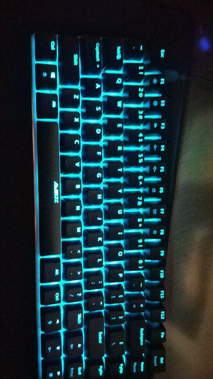 键盘很不错,一看就是用心的设计,唯一是材质不好,类肤材质特别爱留指纹。背面也怕刮花。