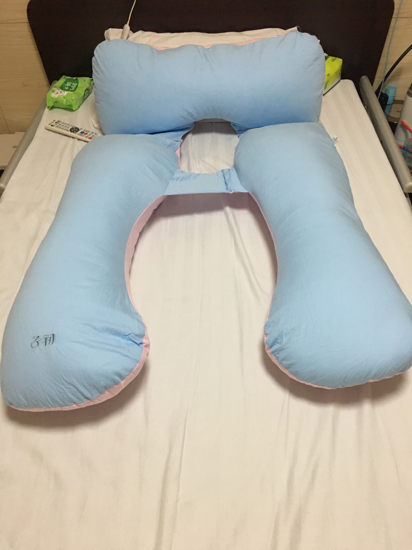 孕妇枕好用着呢,跟产品介绍里的图片一样呢,非常的柔软舒适。特别挑了这款颜色,虽然容易脏,但是只要老婆看着心情好就行啦。
