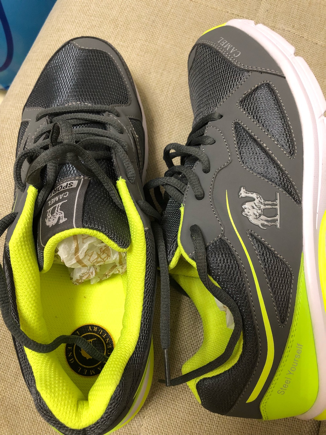 鞋子很轻,做工很细致,感觉偏小一点点,想买大一点结果刚刚合脚