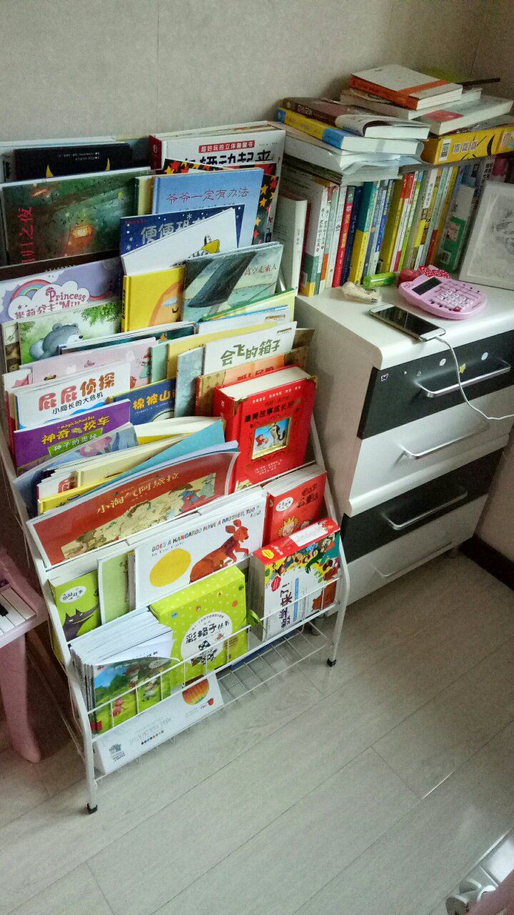 书都是买的,真的评价不过来了。现在家里哪都是书,这次正在研究买各种书架。经常网购,总有大量的包裹收,感觉写评语花掉了我大量的时间和精力! 所以在一段时间里,我总是不去评价或者随便写写! 但是,我又总是觉得好像有点对不住那些辛苦工作的卖家客服、仓管、老板。于是我写下了一小段话,给我觉得能拿到我五星好评的卖家的宝贝评价里面以示感谢和尊敬! 首先,宝贝是性价比很高的,我每次都会先试用再评价的,虽然宝贝不一定是最好的,但在同等的价位里面绝对是表现最棒的。的配送绝对是一流的,送货速度快,配送员服务态度好,每样东西都是送货上门。希望能再接再厉,做得更大更强,提供更多更好的东西给大家。为的商品和服务点赞。