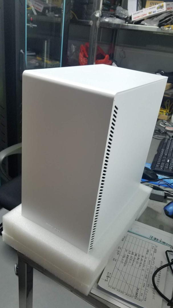 白色机箱很漂亮,全铝材质很结实!孔位设计也很合理,乔思伯的机箱越来越好了!