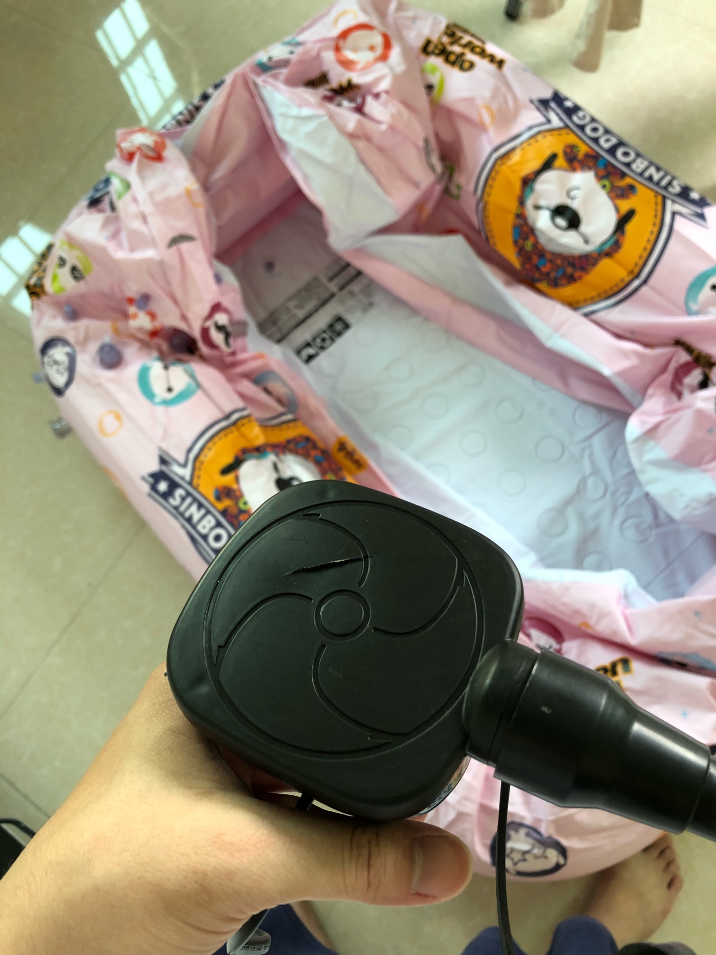 我这人如果不是对产品很不满意我都不会给差评,电动打气泵发热严重烫手,而且是裂开的
