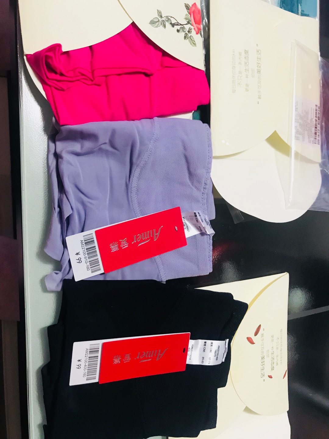前几天刚买了3个,觉得好,很喜欢,就又下单买了3个不同颜色,一如既往的好,爱慕大品牌!