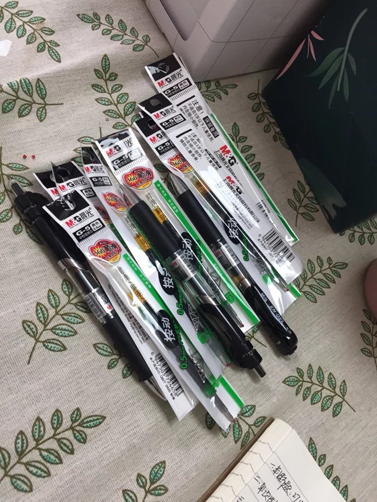 晨光的中性笔挺好用的,搞活动买了好几盒,蓝色,红色,黑色,使用很流畅,自营,值得信赖。
