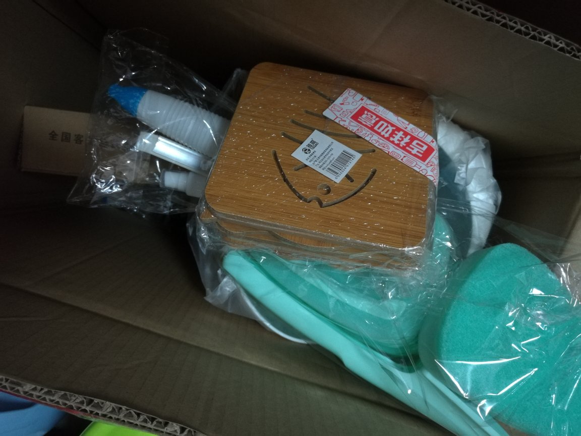 活动凑单一起买的,还没使用,买了一大堆日用品,垫子、围裙、扫把、玻璃刮子、垃圾袋、淘米盆等等等~~~满满一大箱,期待物有所值吧?,价格算可以吧,不知道平时的价格,199-100,呵呵