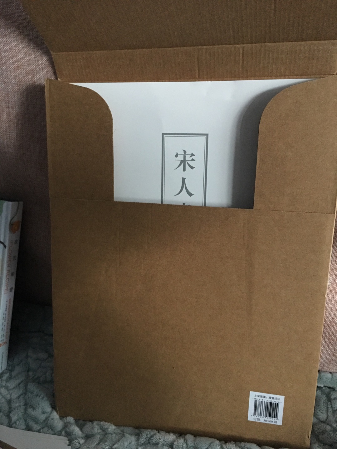 一百幅名作,每幅作品有编号有名字背面有介绍,很好的,这都是需要细细品味的,看着暗淡虚无仔细端详你会发现每一笔都耐人寻味,这一百幅图不仅值得收藏还可以愉悦精神,希望对自己有启发!
