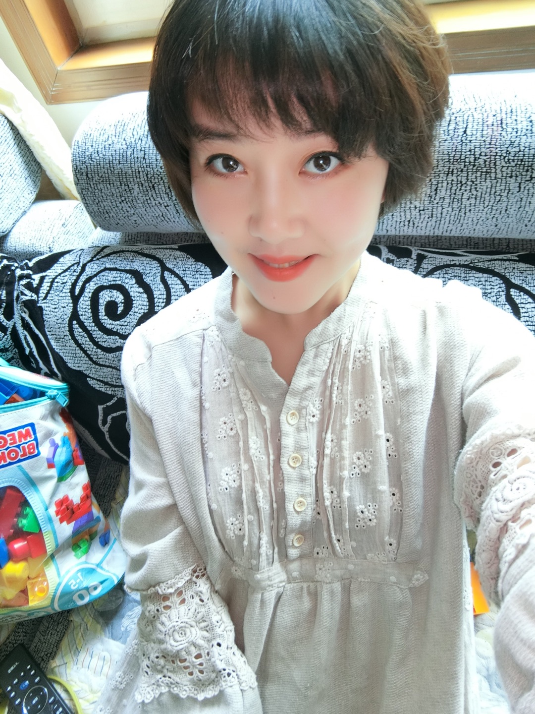 昨天下的单今天就收到了,拿回来是一点电都没有的,充了两个多小时充满,之前用过美图手机,对比还是卡西欧好用,出片率挺高的啊,看评论很多说拍照糊应该是用快门拍的吧,触屏感觉挺好的