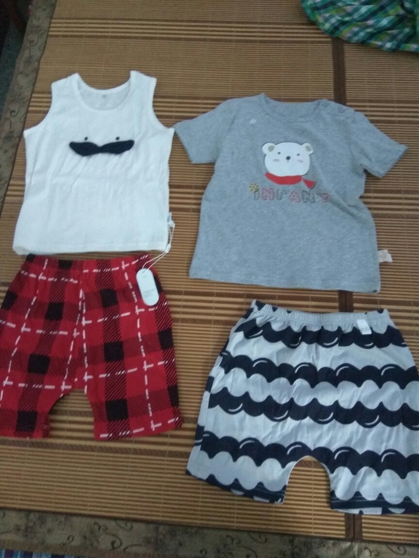 衣服不错,是我喜欢的款式,如果颜色再多一些就更加完美了。物流特别快,今天下单,第二天上午就到了,点赞。