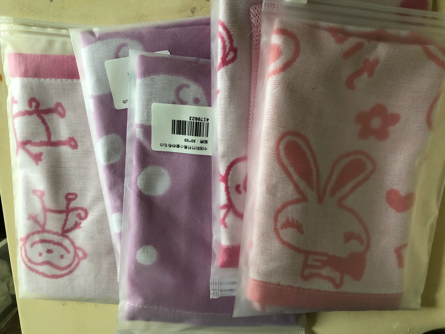 没看清是纱布材质的,申请后的售后很满意。