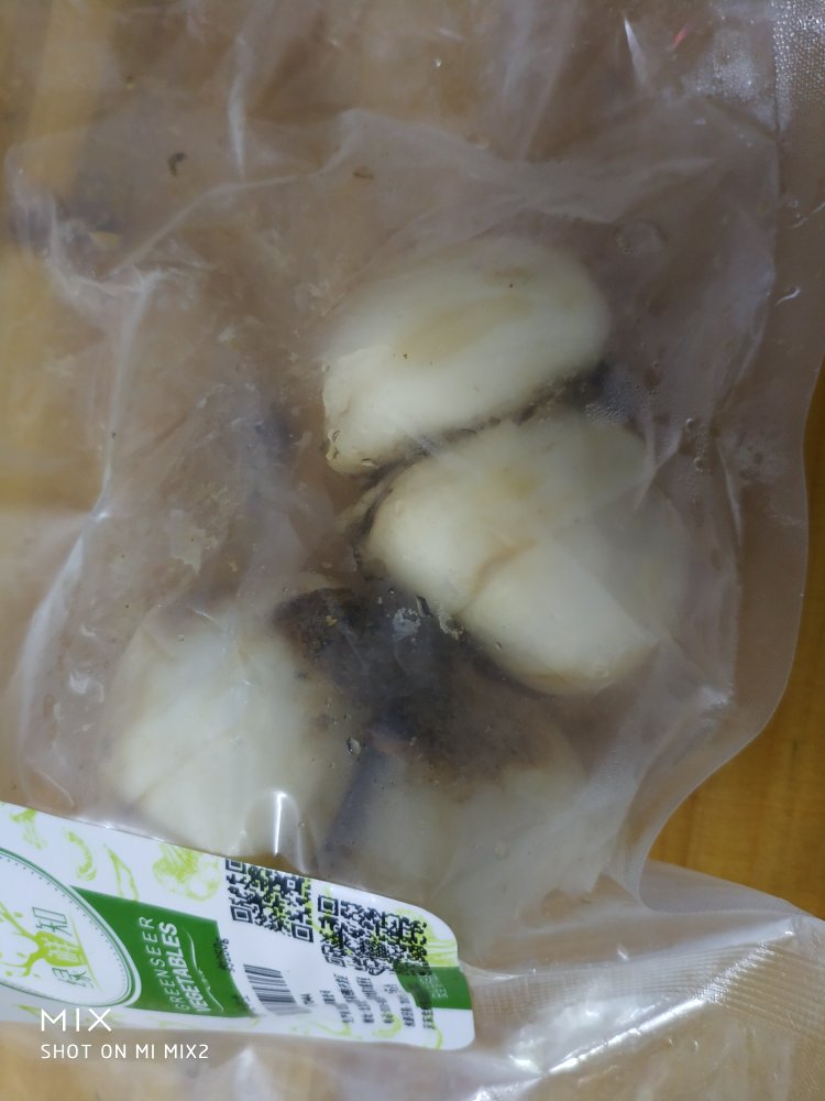 不是那么的新鲜,我第一次煮了2颗,味道还行,挺清甜的。但隔了一天煮就最外面有些瓣坏了,煮熟后有些苦。快递员很晚也送过来,赞一个??