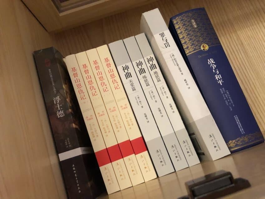 书籍是人类进步的阶梯。”书还能带给你许多重要的好处。 多读书,可以让你觉得有许多的写作灵感。可以让你在写作文的方法上用的更好。在写作的时候,我们往往可以运用一些书中的好词好句和生活哲理。让别人觉得你更富有文采,美感。 多读书,可以让你全身都有礼节。俗话说:“第一印象最重要。”从你留给别人的第一印象中,就可以让别人看出你是什么样的人。所以多读书可以让人感觉你知书答礼,颇有风度。 多读书,可以让你多增加一些课外知识。培根先生说过:“知识就是力量。”不错,多读书,增长了课外知识,可以让你感到浑身充满了一股力量。