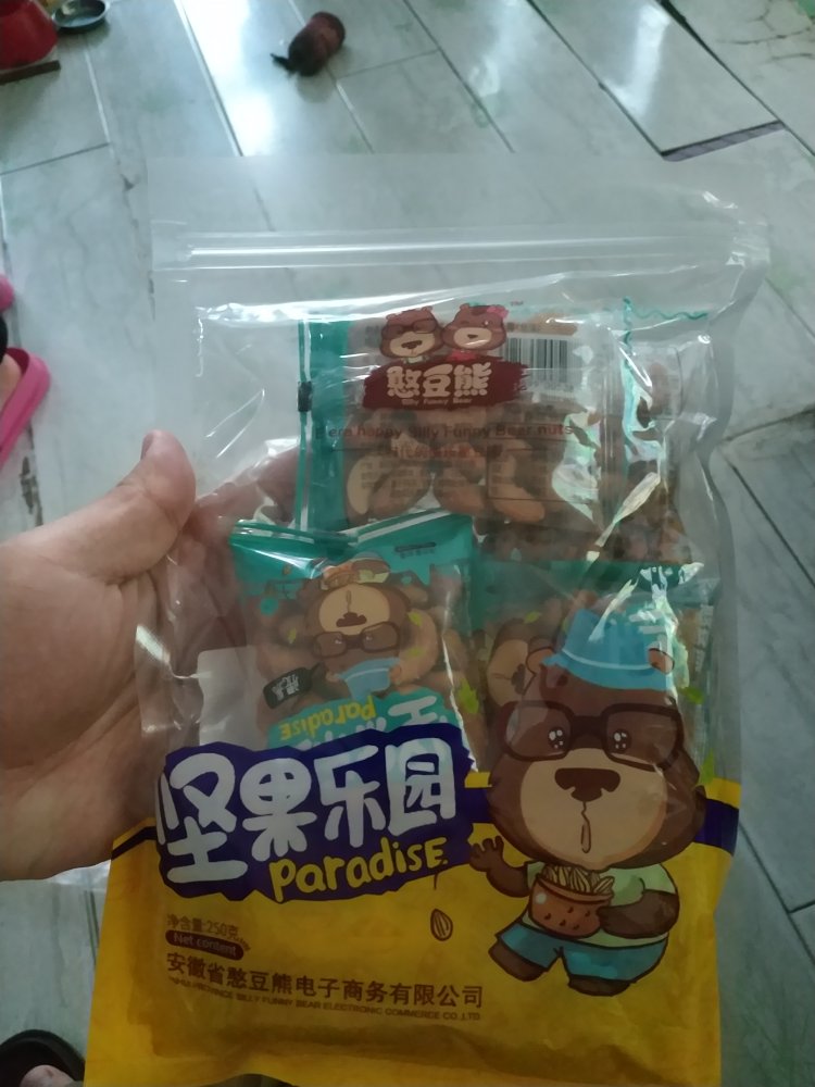 一起买的好几袋,就数这个腰果最好吃,他家的开心果和松子太一般了,虽然便宜。