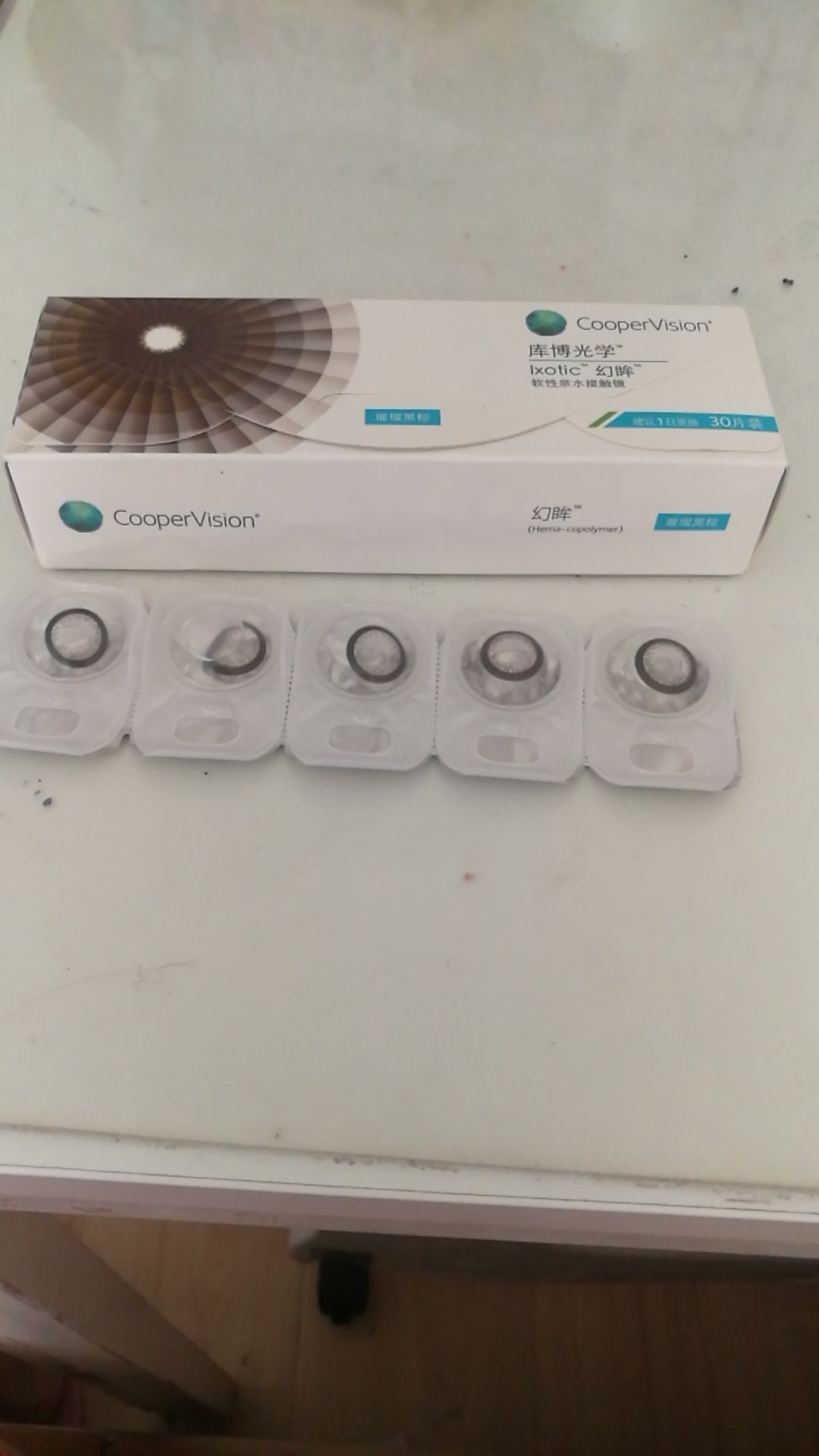 朋友推荐我买这个的,戴了这款隐形眼镜后很舒服,不磨眼睛,北方干燥的天气也不会觉得眼睛太干,大爱啊!