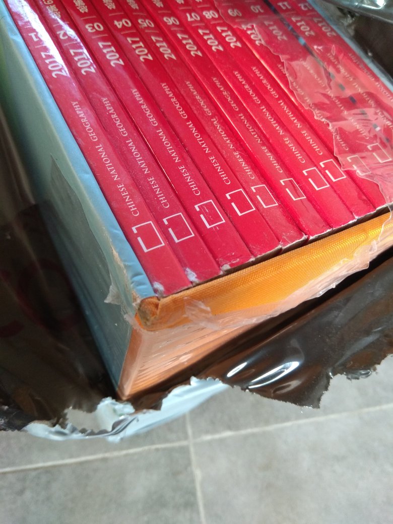 本来是典藏版的,包装很好,但快递包装只是一个塑料袋,书比较重,收到的时候快递带有很多破损,好几本书的书脊都有破损,装书的盒子也有多处磨损,感觉买书的高兴顿时少了很多,要不是书是自己喜欢的,就考虑退货了