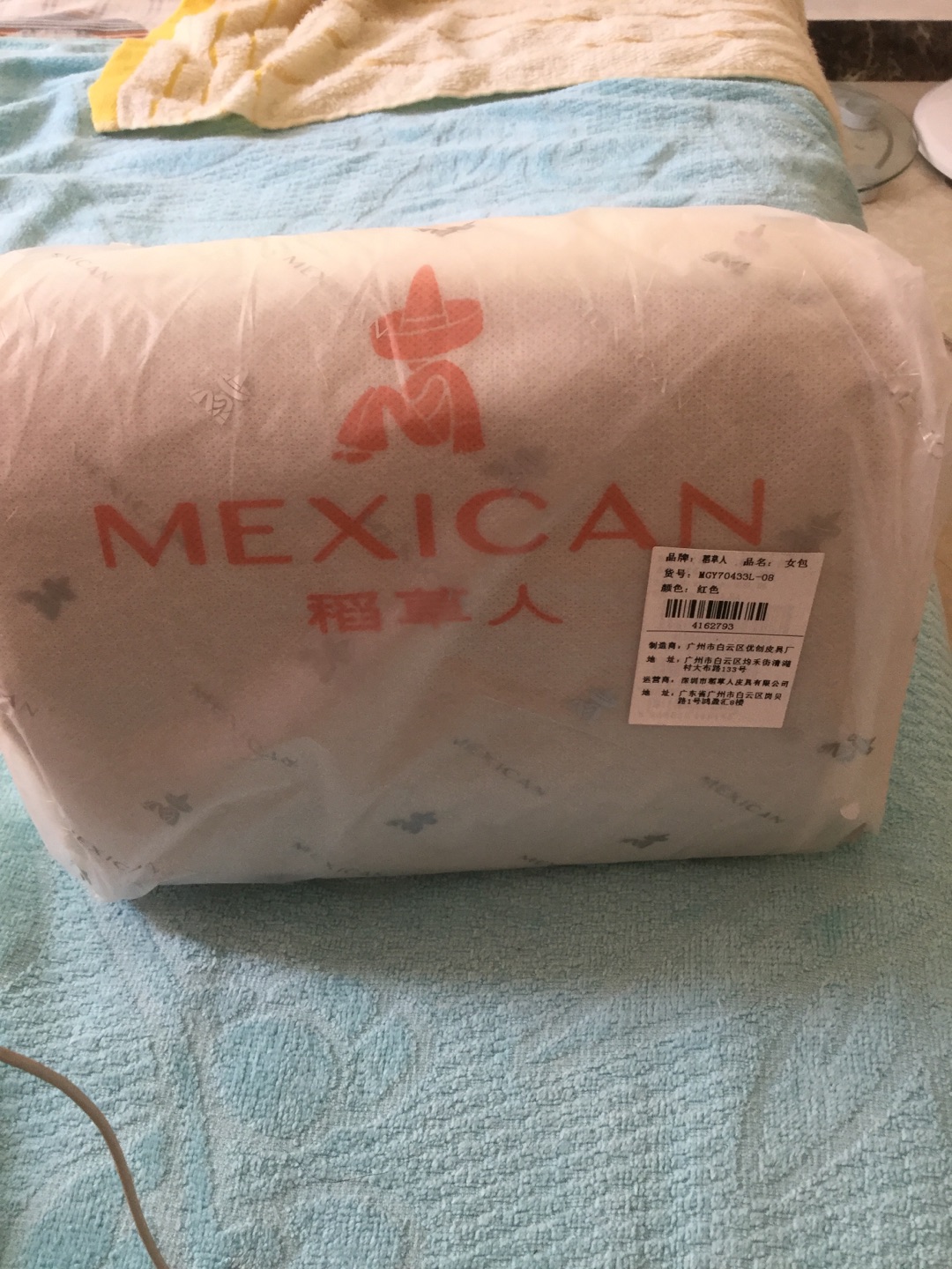 这个红色颜色很正,质地柔软,非常喜欢,值得购买啊,包装也特别好