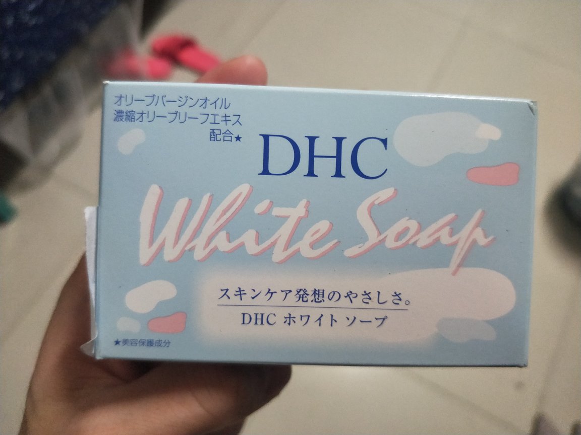 emmmm~这个香皂形状挺特别的 洗完澡身上有一股清香 泡沫非常丰富啦~抹一丢丢就有超多泡沫 洗的很干净 甚至觉得有点…太干燥了 其实这个~我凑单买的hhh 对了 物流很快哟