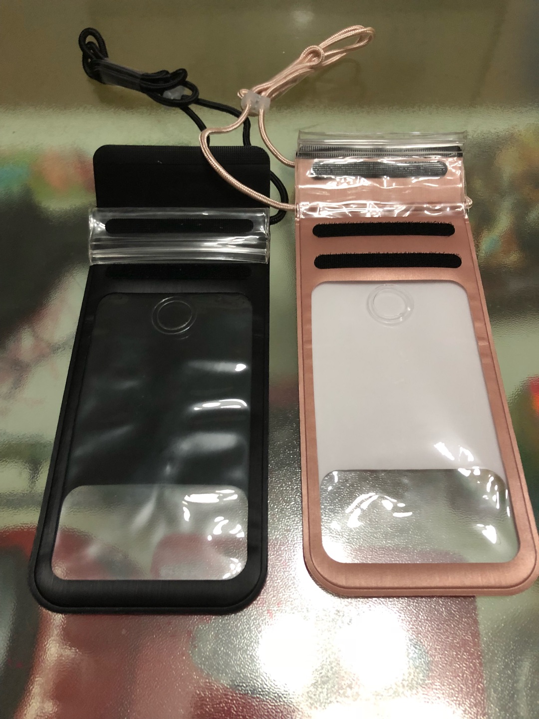很大,plus加套都可以放进去,测试了一下不漏水。就是有个清水套取放时沾粘阻力很大,不好取放。硬套没问题,很好取放。