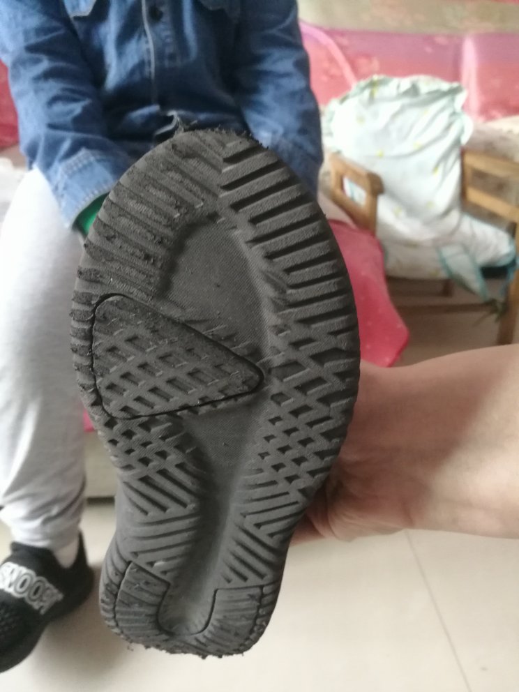 这双还没穿,反正另外双质量是醉了,看图吧,一百多一个星期都熬不过,质量堪忧………