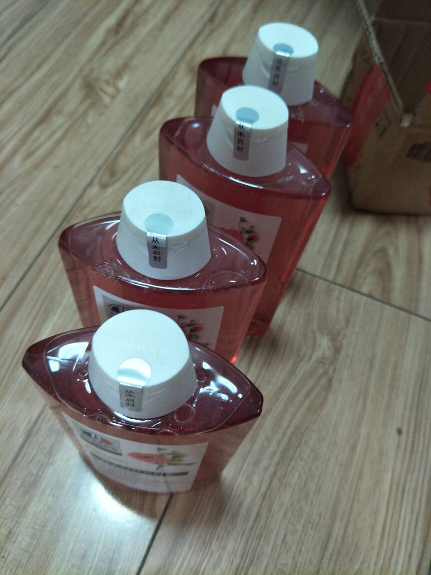 还没用,之前用的紫色版的,这个味道好闻,瓶口有封