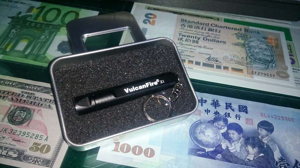 此365纳米荧光检测灯笔小巧玲珑,美中不足就是没有开关按钮,每次都要拆卸电池。感谢派送员蒋涛师傅风雨无阻为客户派件,为您的敬业精神和职业操守点赞!