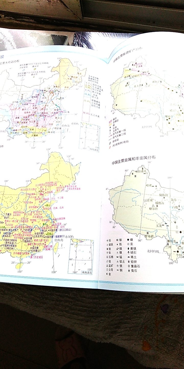 第一次在买书,没想到这么快就送到了,快递就是给力,只是里面的书有灰尘,每一本都擦了一遍,诗经的外面没有薄膜,也擦不干净,就这样了吧,看快递小哥的热情服务,给好评!