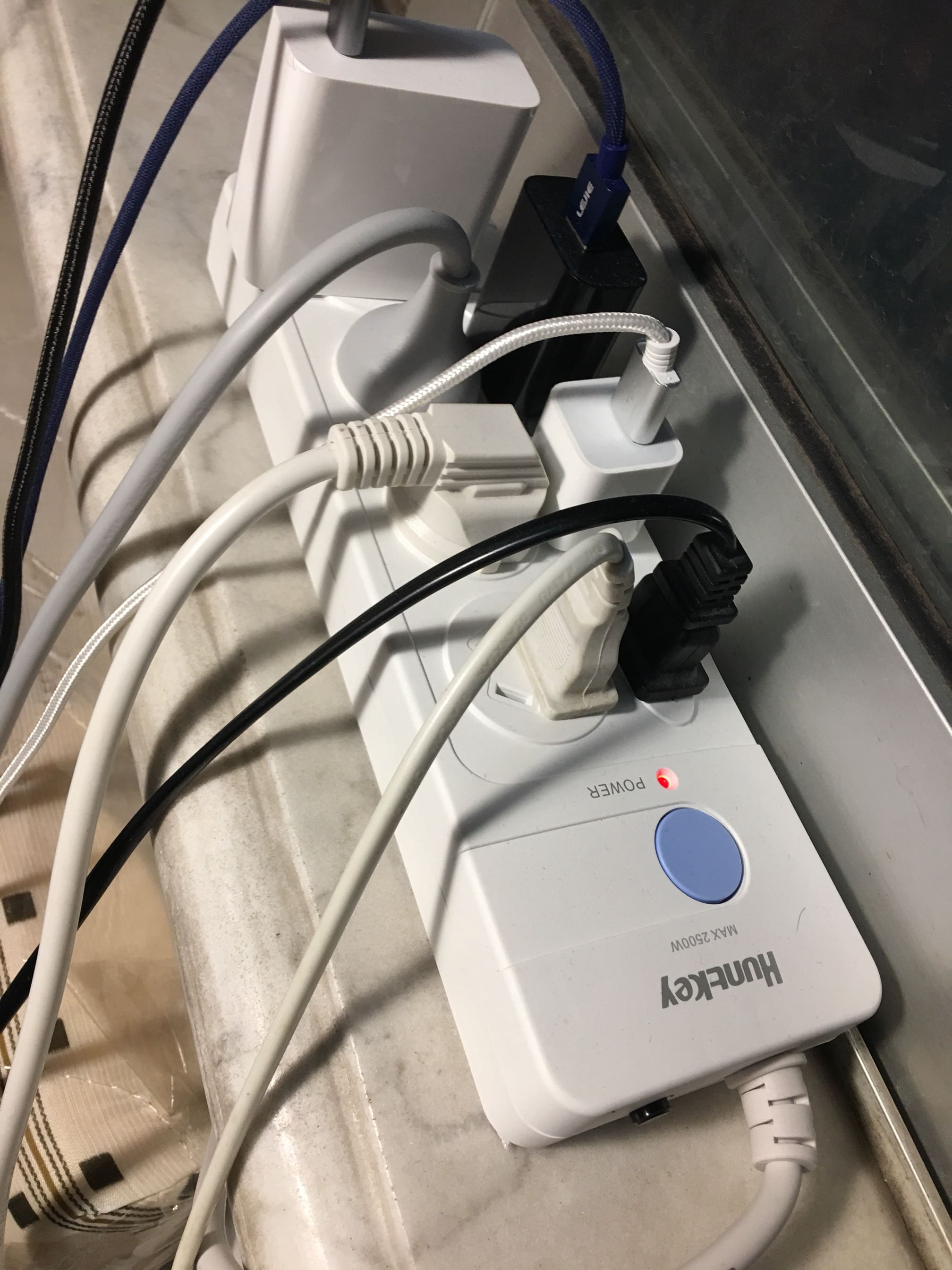 使用了好几天才来评价。性价比最高而且做工很好。这次买大插排还认准航嘉!另外表扬物流,真快!!