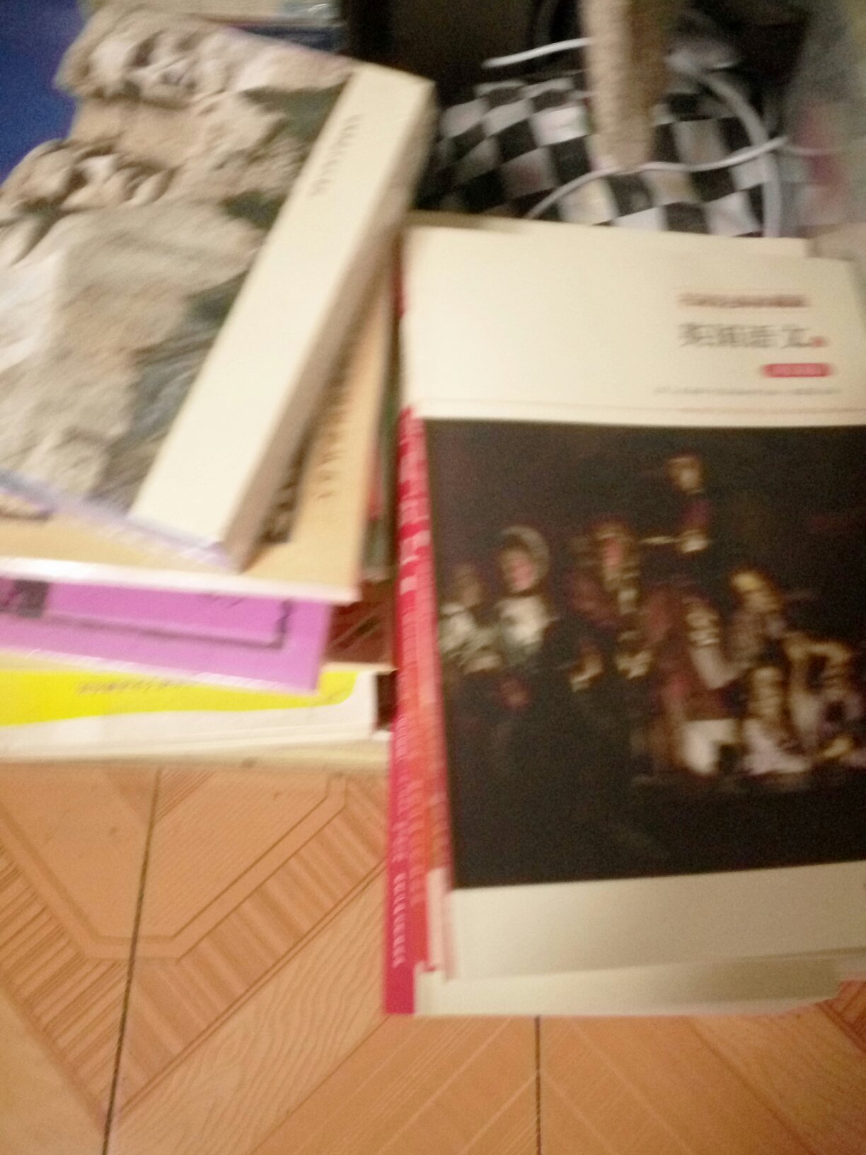 读书,撇开喧嚣,拨开冗务,于小楼一角仔细的品味,咀嚼书中的宁静和快感,在寂静中体会人生的滋味,在书海中滤除浮躁的心态,淡泊名利,淡然处世,无疑是愉悦沧桑人生的美好享受。“贪婪、自私、急功近利”是造成浮躁的主要原因。读书最难做的“涵养之如不识字人”。读书不能“取二三诗文务求滚瓜,铭三五散句惟求烂熟,生吞活剥,断章取义,开口必曰之乎,凡言必谓者也,皮囊外曰文化人,内实盗娼之属,无非丑婆娘施了亮艳脂粉,益丑而又可怖也!”伪饰自己,急功近利,装门面,当做官场职位晋升和商场招揽生意的“敲门砖”。有人说得好:浮躁的社会,心静者胜出。读书的力量常常不是通过肉体感官体现,而是源源不断地潜移默化。书中有人,人在书里,书人合一。这“人”,是作者,更是阅读者。