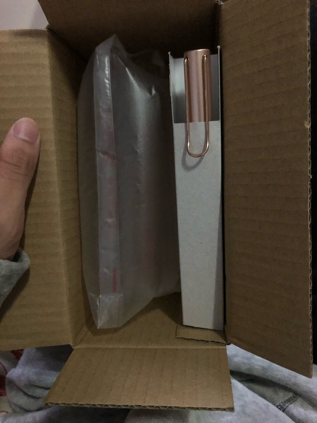 全球购,都是这么随意的吗,没有夹纸条,外壳有痕迹,用蓝色墨水试过我能理解,但前面的这几点我不得不怀疑这是别人用过的