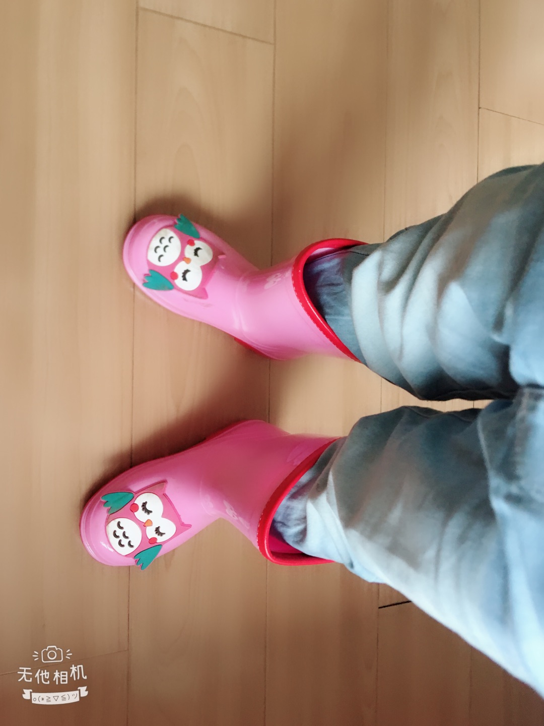 小妞儿自己选的,**图案很漂亮,今天到了就穿上去踩了下泥坑,小猪佩奇中毒太深,下雨有鞋穿了。