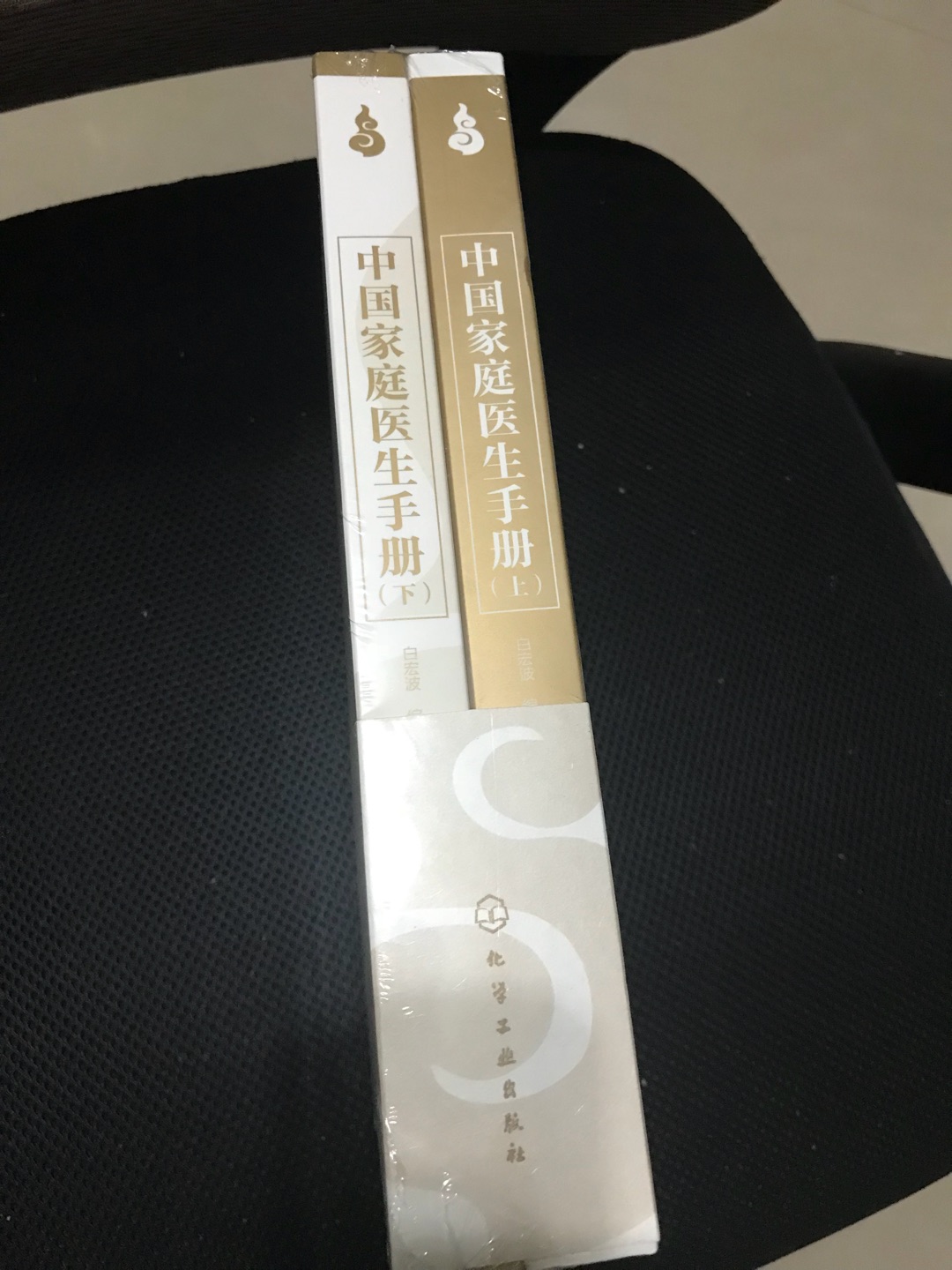 内容真实用,这本书就是我想找的书!感觉有个医生在问诊,按照是否就能简单判断得了什么病,可见作者很用心。不需要医学基础,有的还给出了挂号分类,不用盲目看病了,推荐。