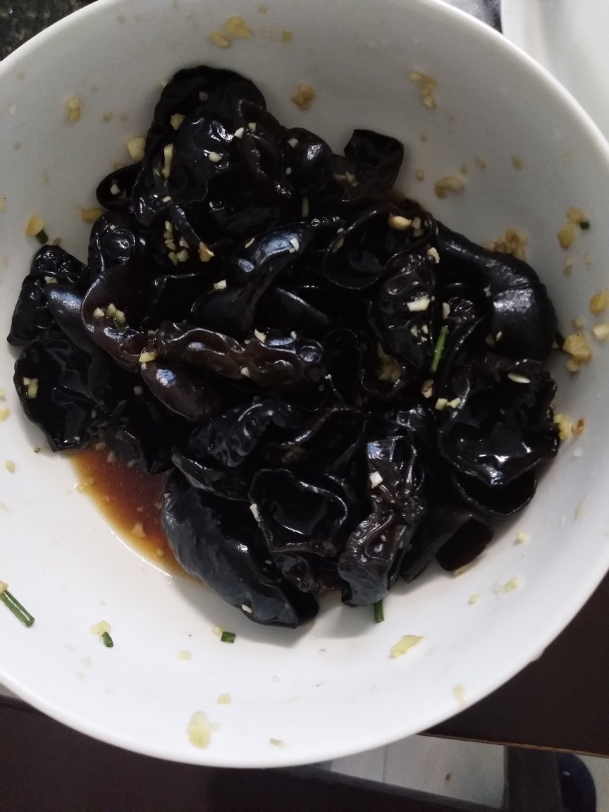 黑木耳很好吃,大小差不多很厚实,凉拌很带劲,一份价钱一份货,这款东北黑木耳很好,吃完下次还会再买,发货速度物流快递够快,快递小哥送货到家,五星好评!