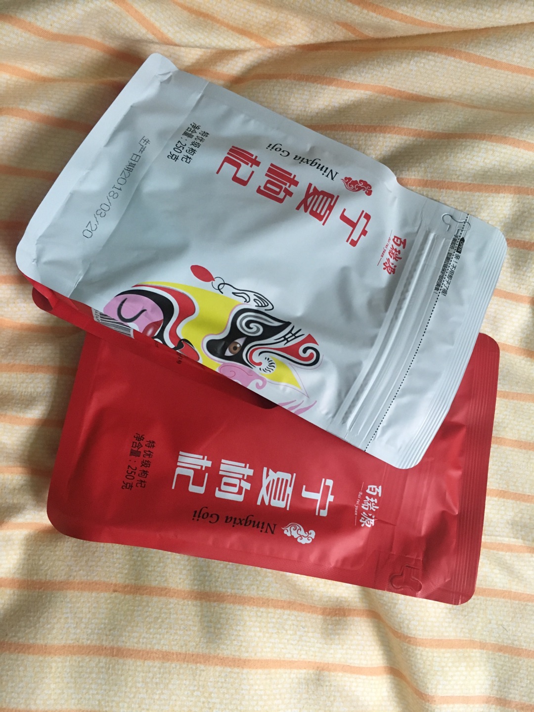 感觉没有中宁的枸杞好,去超市买的,送人,感觉试吃品很好,。在看到了这个,就买了。但试吃的和这个差别恒大。我很郁闷