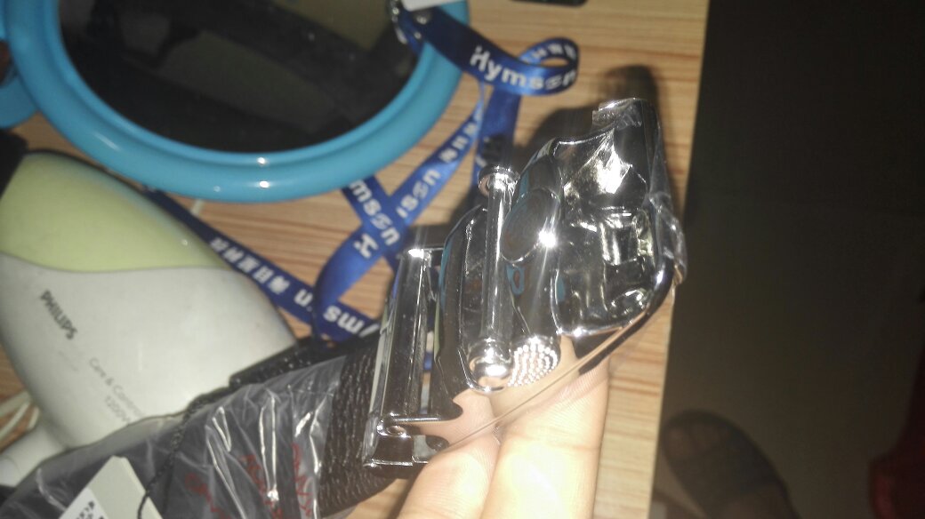 是真皮的,就是拉扣的边有点尖锐,会伤皮带,以前的皮带也是这样伤了。
