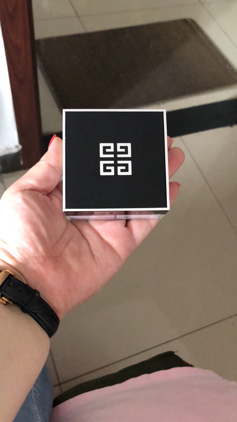 是正品,比专柜便宜,试用了下,控油效果不错,定妆效果好,喜欢?