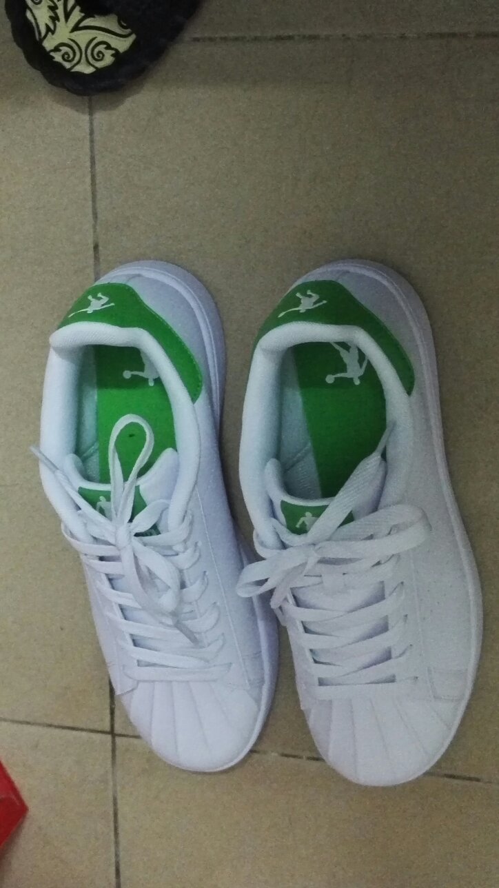 这次买的板鞋,满意。一直信赖自营的,快递员服务态度也很好,支持商城。