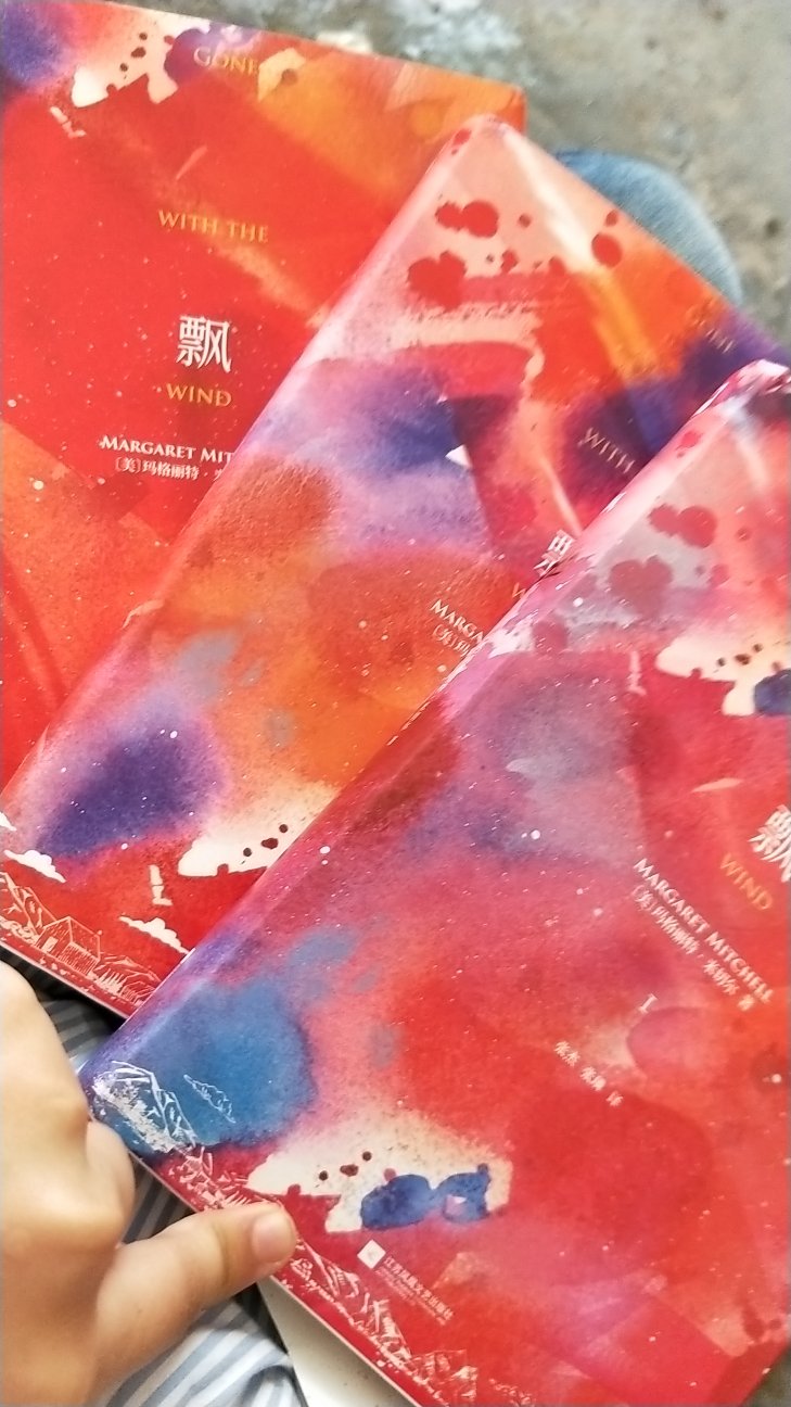 书的封面很好看,纸质很好,颜色也很舒服,字体大小适中,只是包的时候把书弄皱了,还有点破损,让我心里有点不舒服,以后买书都会在这家买,希望有所改善