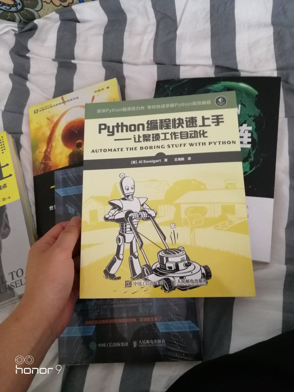 书质量都很满意,送的速度也挺快的,今年慢慢看吧,好好学习,天天赚钱,哈哈哈哈哈唉,@活动还是很满意呃呃呃,哈哈哈哈哈哈哈哈