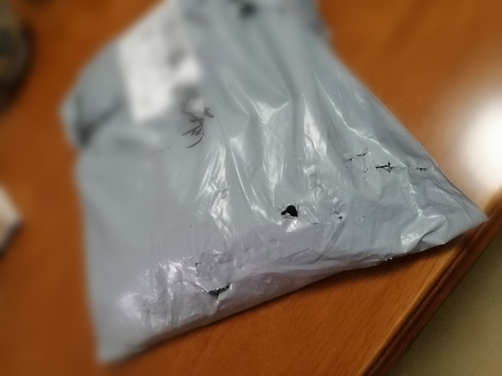 这个货是今天中午刚刚到的,嗯,就是这个包装啊,好像需要改进一下,建议多套一个袋子,,物流的这个快递小哥,等我下楼拿到货他才走,应该等了三分钟吧,,为快递小哥点赞!