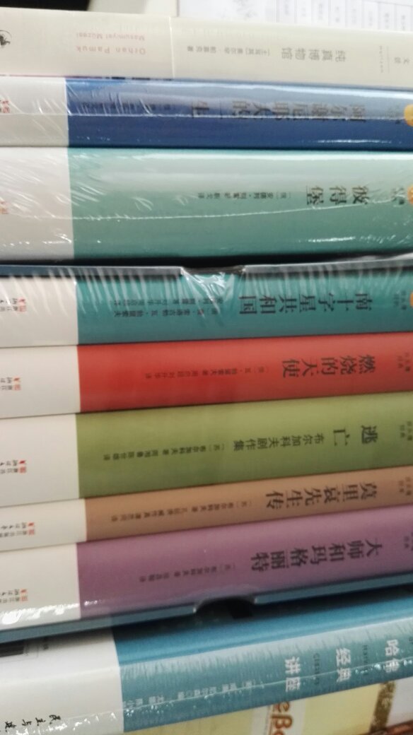 布宁是公认的俄罗斯散文大师与十九世纪伟大的俄罗斯小说家正统的继承人,其语言的音乐感,语言的精炼和明快,使《阿尔谢尼耶夫的一生》成为俄罗斯古典散文的范例。 以无与伦比的才华描写一个人漫长、美好的一生