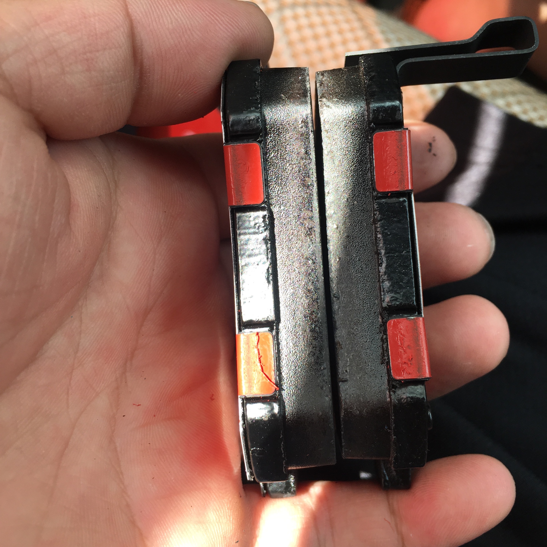 换的时候师傅说我的还能用两年,买了干脆就换了吧,半价买的,九代思域原装刹车片能用10万公里,我现在才7万,…厂家直发,用的德邦物流…