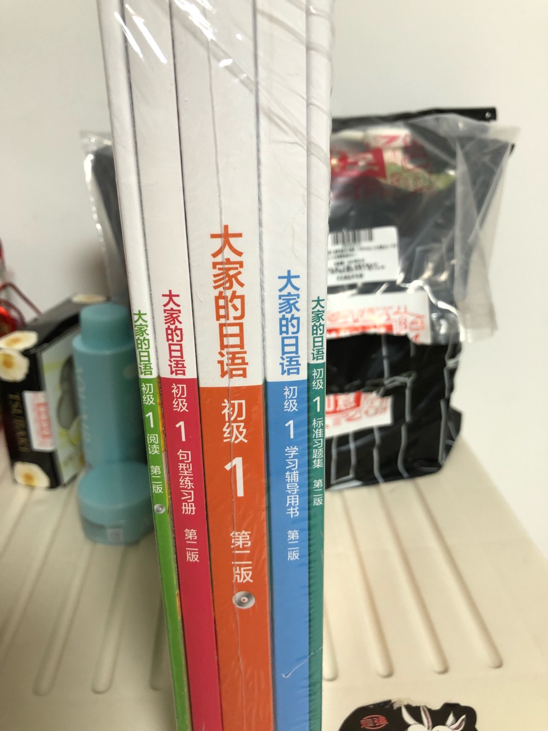 物流速度很快基本隔天就到。小哥速度快态度好,提前电话联系,直接送货到门口,赞赞赞。这次618活动力度很大,本来还有2要买的,结果没货了,这套书包括了练习册,非常好。大家的日语比标准日语更适合学日语。