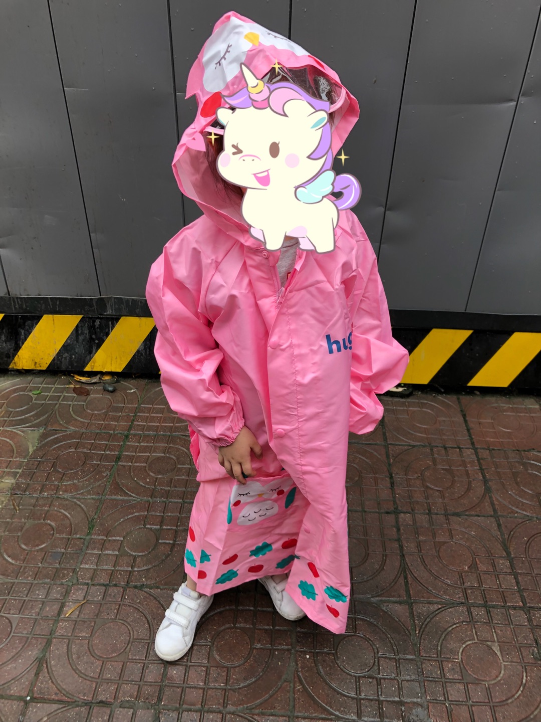 一米一高,特意买l码,明年能穿!雨衣很轻薄,里面没涂成,小雨没问题,就是不知道大雨会不会浸进去