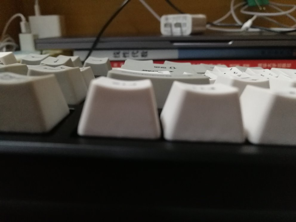 物流满分,键盘除了插头真机吧难插,其他问题不大 ,评价给一分是这店竟然没人工客服。