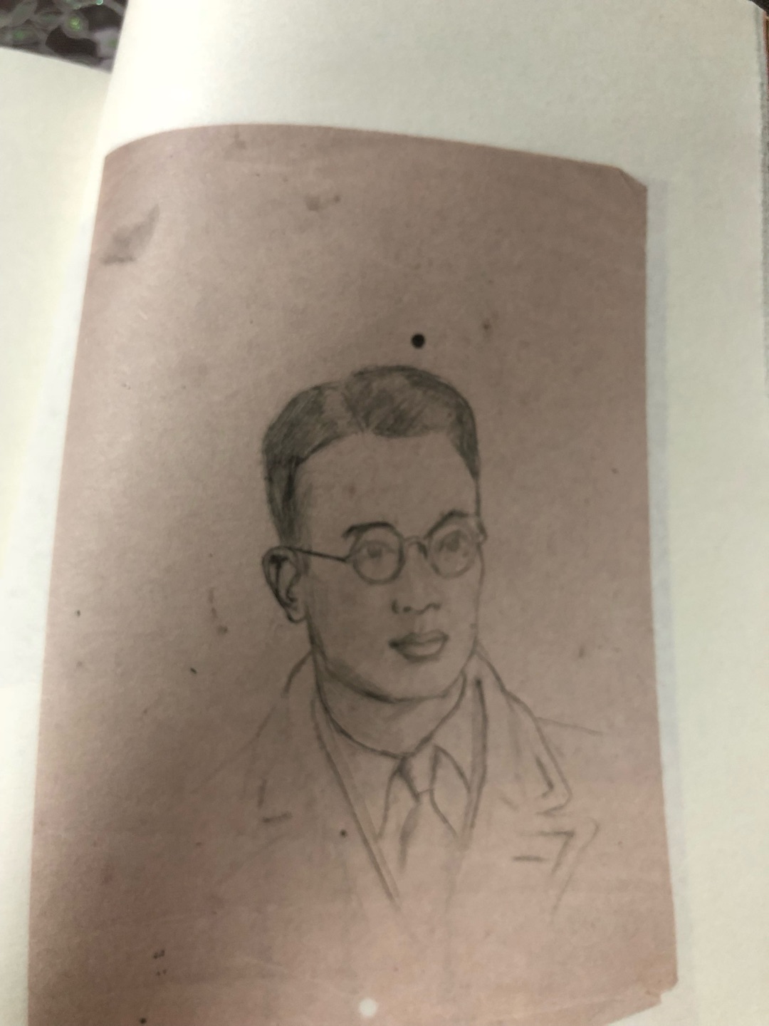 通过杨先生的回忆,了解他们仨。可以知道很多故事,知道很多他们的想法,思考和认识。一个寻寻觅觅的万里长梦,一个单纯温馨的学者家庭,“一个人思念我们仨”。