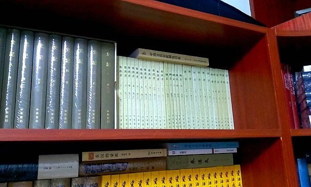 这次买书,终于割了这半年心里长的草。喜书之人总是憋不住想拥有世间一切好书。夜半一点青灯下,摩挲之间,总觉这贪念胜过了酒色财气和香车美人。而刚割出的空草地上,再一次响起了嫩芽出去的清脆的声音。