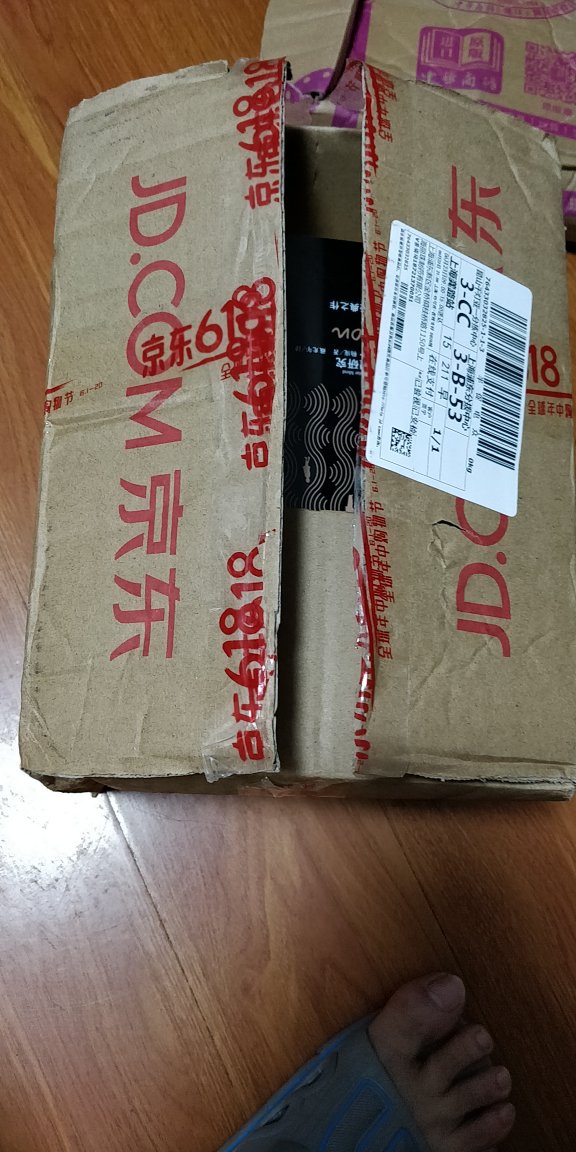一直对的包装还是比较满意的。但这次真的做的不好。外包简陋不说,里面连张泡沫纸也没有。也不知道书角的损坏是快递的原因还是书本身的原因。对我这种对书有一定强迫症的人来说有点难受啊。希望以后能够改进。