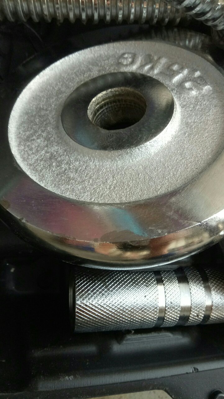 掉漆,坑坑洼洼的,快递包装来的时候都破了,杠铃片掉漆,难看了。